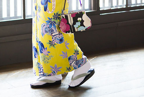 Una geisha usando calcetines tabi combinados con unas sandalias geta tradicionales