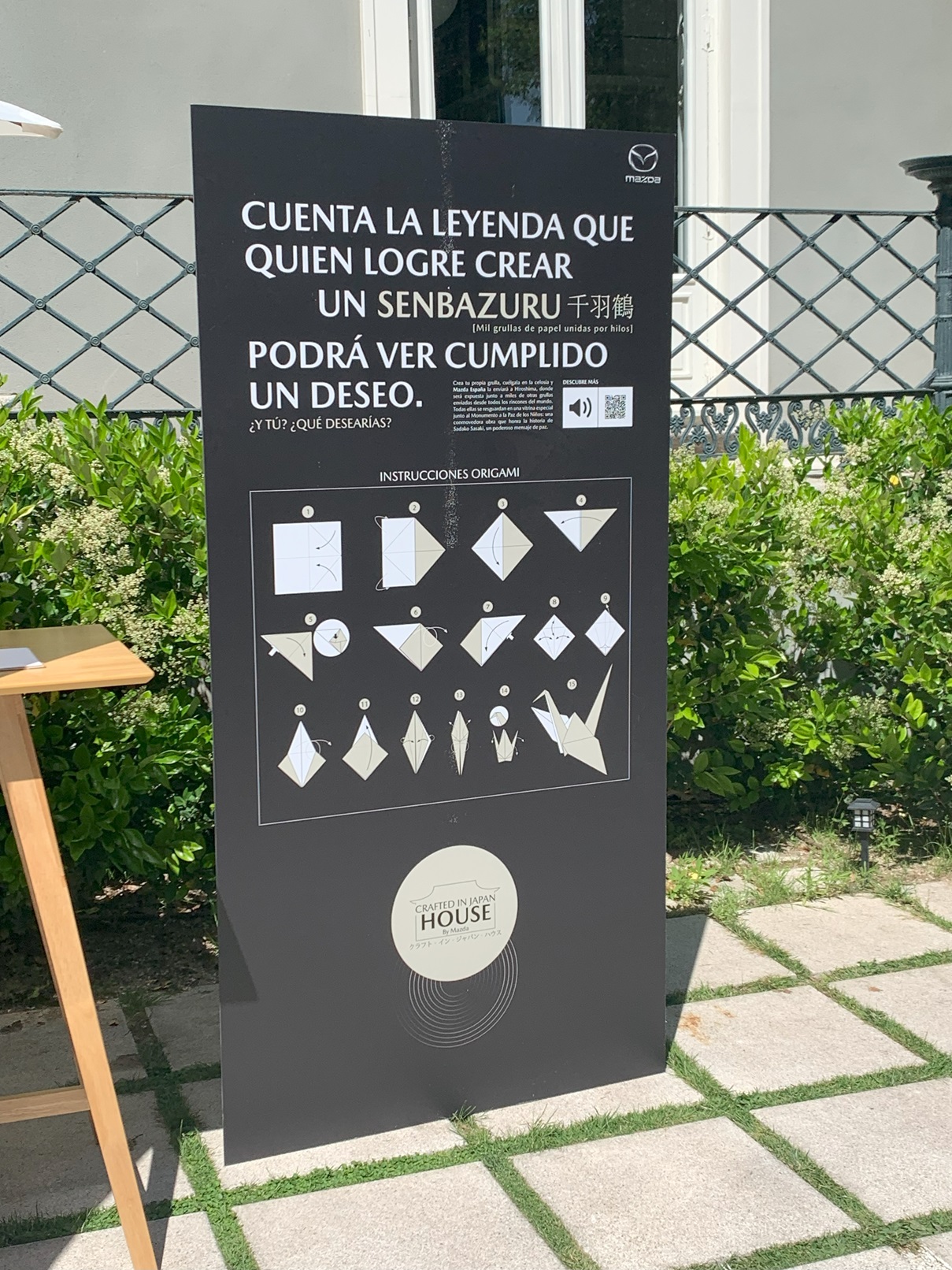 Cartel de origami en la exposición Crafted in Japan House by Mazda en la que Aneko participó con sus productos japoneses