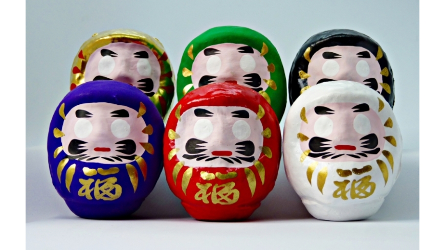 Varios Daruma de colores distintos, perfectos para regalar.