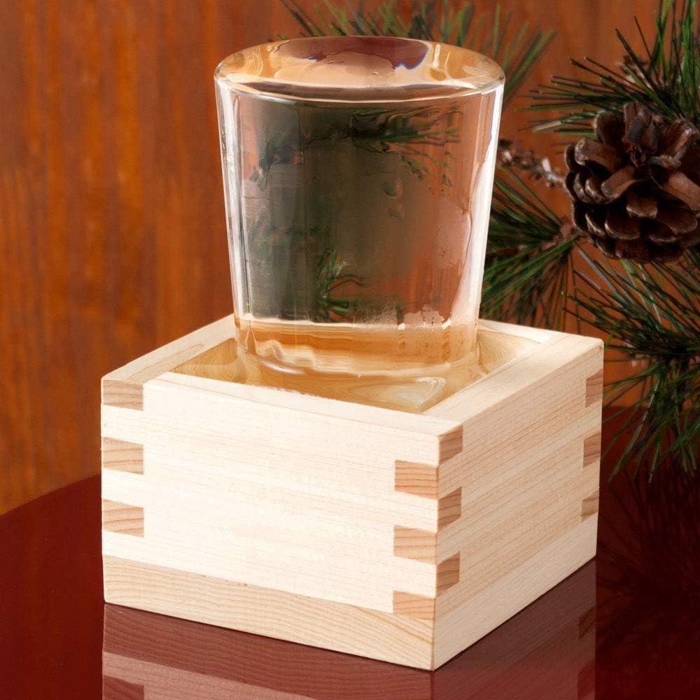 El Masu, un recipiente de madera que se coloca abrazando al vaso de sake y sirve para contener el sake que rebase