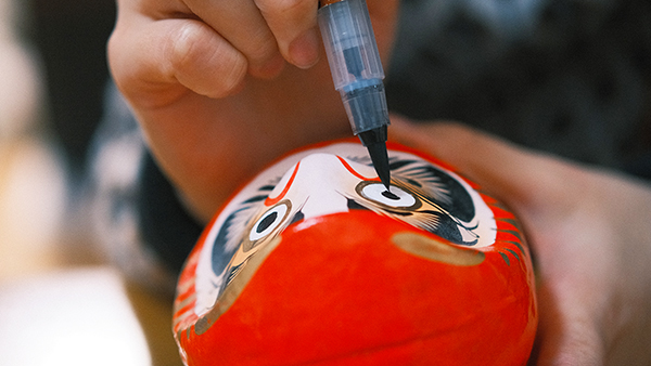 Ritual de pintado de los ojos del Daruma en señal de agradecimiento
