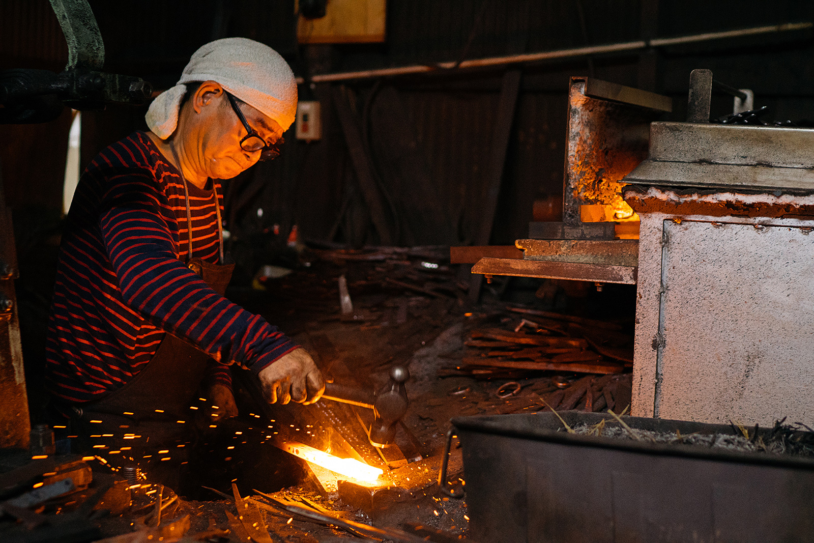 Herrero trabajando el acero de un cuchillo de cocina tradicional japonés
