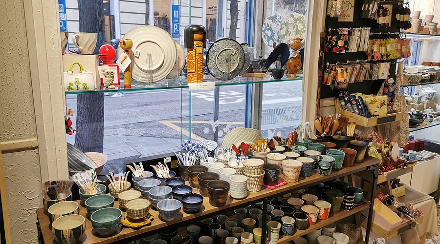 El interior de nuestra tienda, Aneko, lleno de piezas de vajilla japonesa