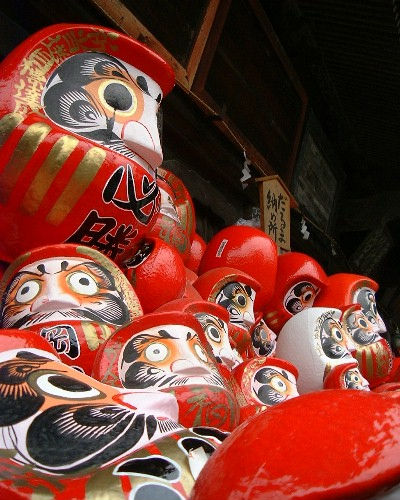 Amuletos de Daruma para atraer la fortuna y la perseverancia.