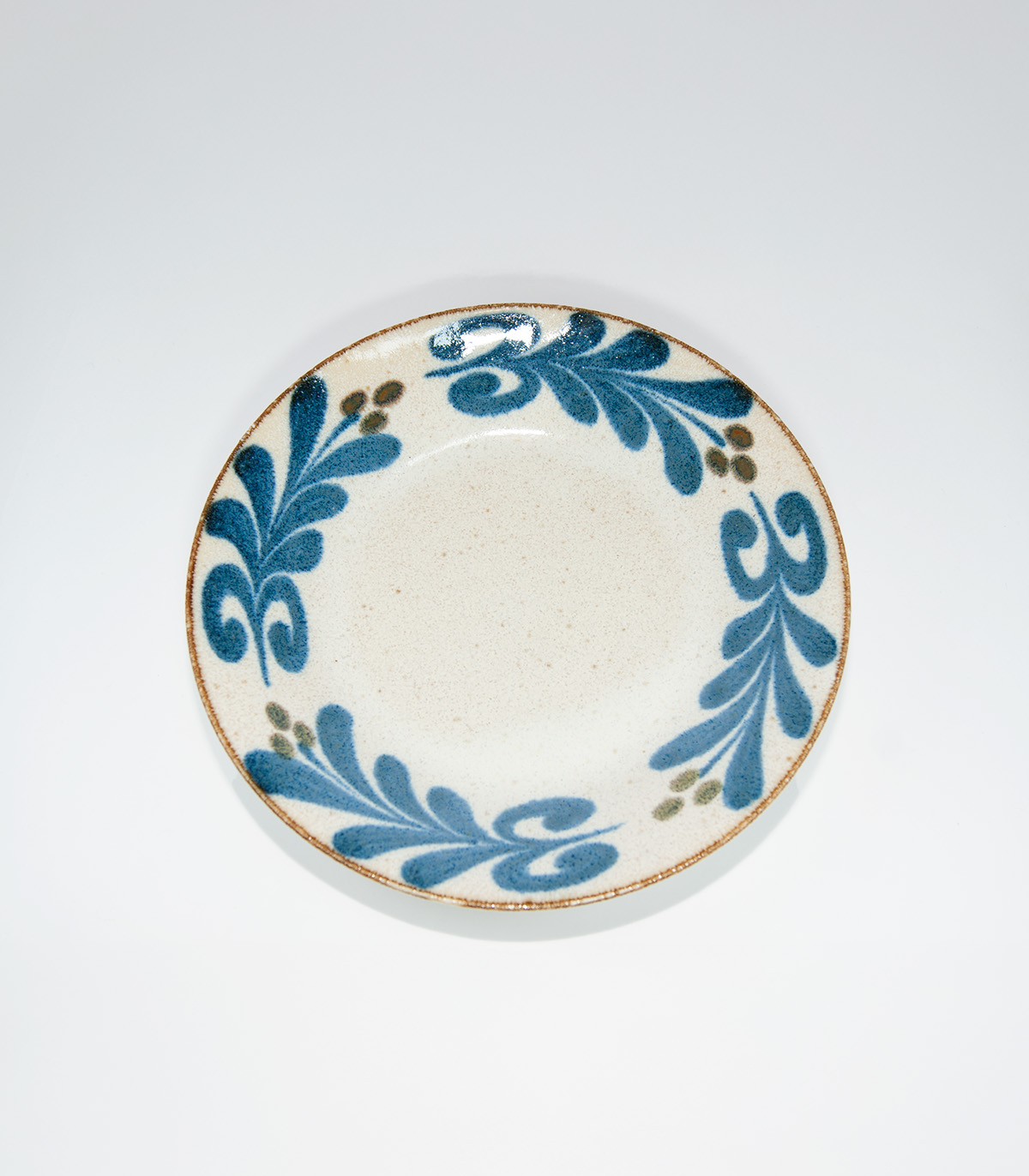 Un ejemplo de la porcelana de Arita, donde podemos encontrar la elegancia del blanco sobre un azul cobalto, ideal para el sashimi y el sushi