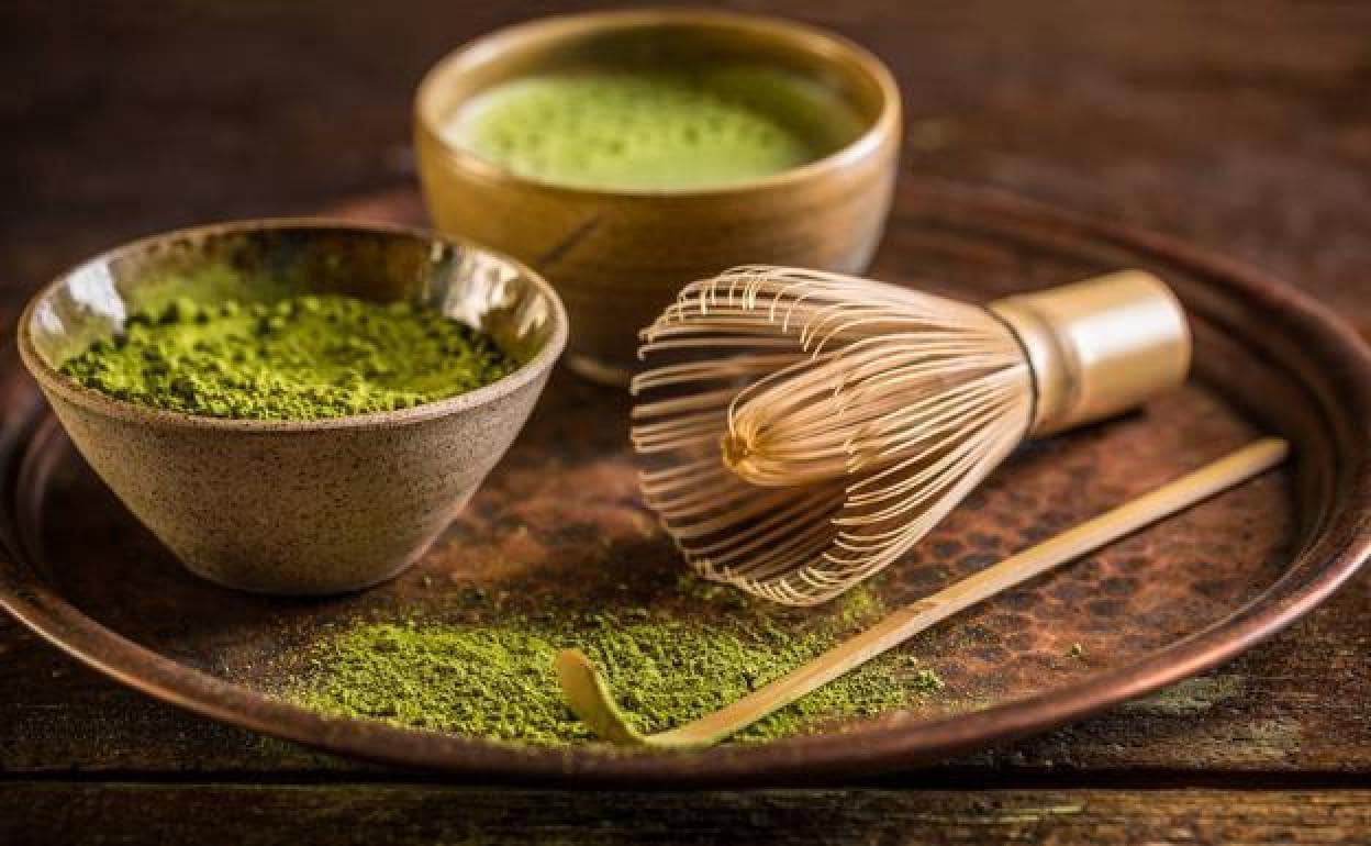 Un té matcha preparado tradicionalmente, donde el té triturado en polvo se bate con esmero con instrumental tradicional japonés