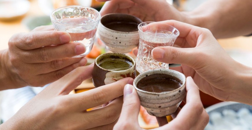 Cómo beber sake: guía esencial para disfrutar la bebida más representativa de Japón
